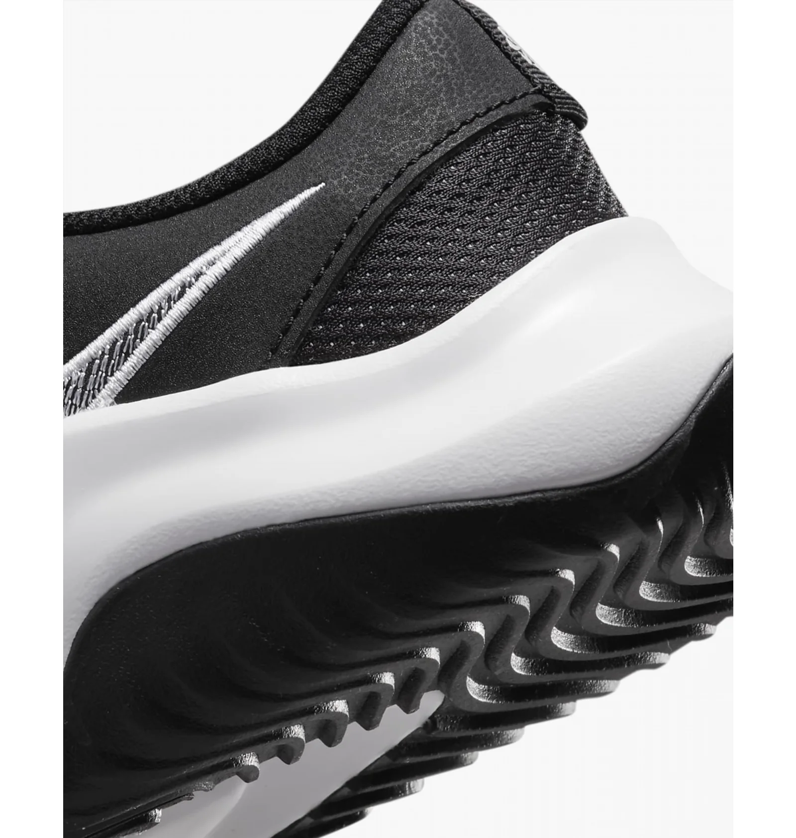 ᐉ Кросівки жіночі Nike Legend Essential 3 Next Nature Training