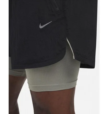 Шорты мужские Nike Stride Running Division 5 Dri-Fit Water-Repellent 2-In-1 Running Shorts Black FZ1135-010