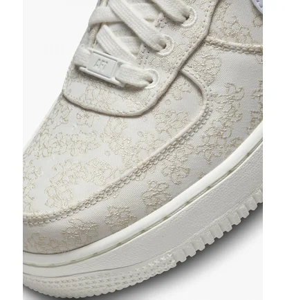 Кросівки жіночі Nike Air Force 1 07 Se Beige DR6402-900