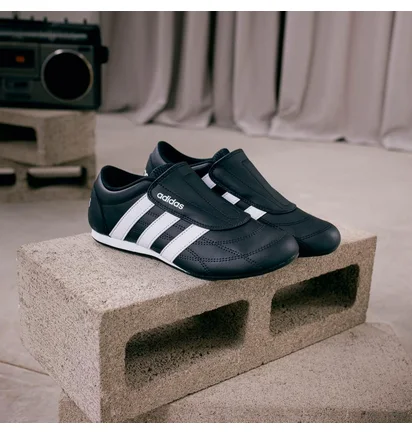 Кроссовки женские Adidas Tekwen Black JS3871