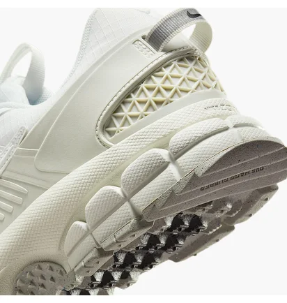 Кросівки жіночі Nike Zoom Vomero Roam Beige HV6410-100